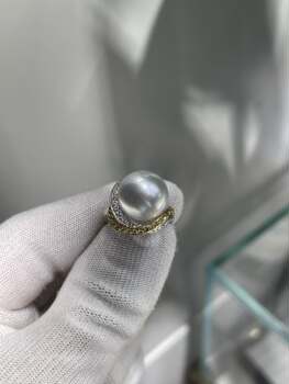 Aurora 13.36mm australian white pearl ring, yellow diamonds and white diamonds staggered. 18k natural diamond inlay