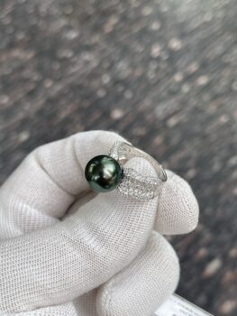 11.59mm tahitian malachite green ring set with super-heavy s925 cultivated diamonds, shot in natural light