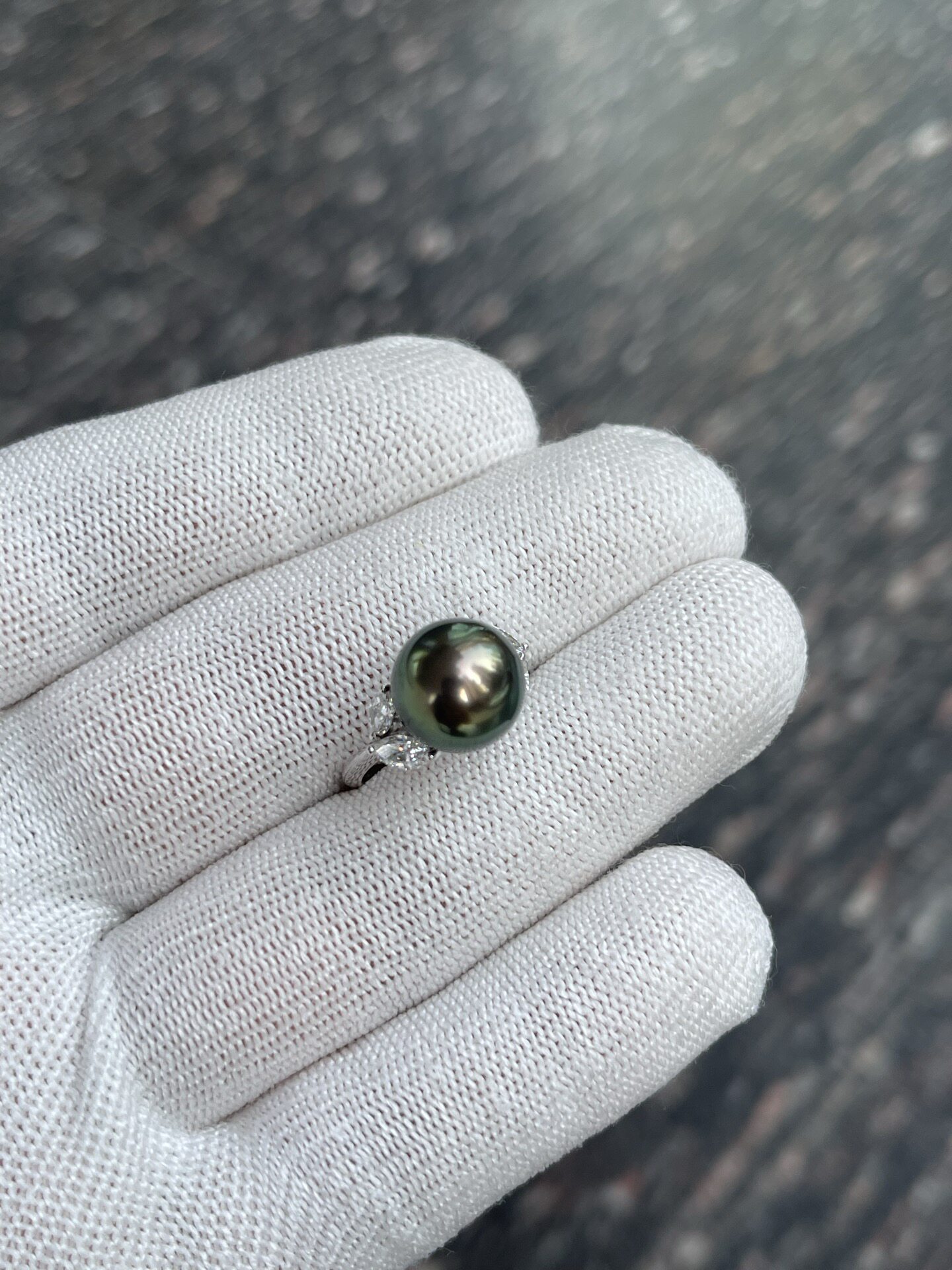 Gold heart 11.21mm Tahitian malachite green ring Seiko S925 cultivated diamond, shot in natural light