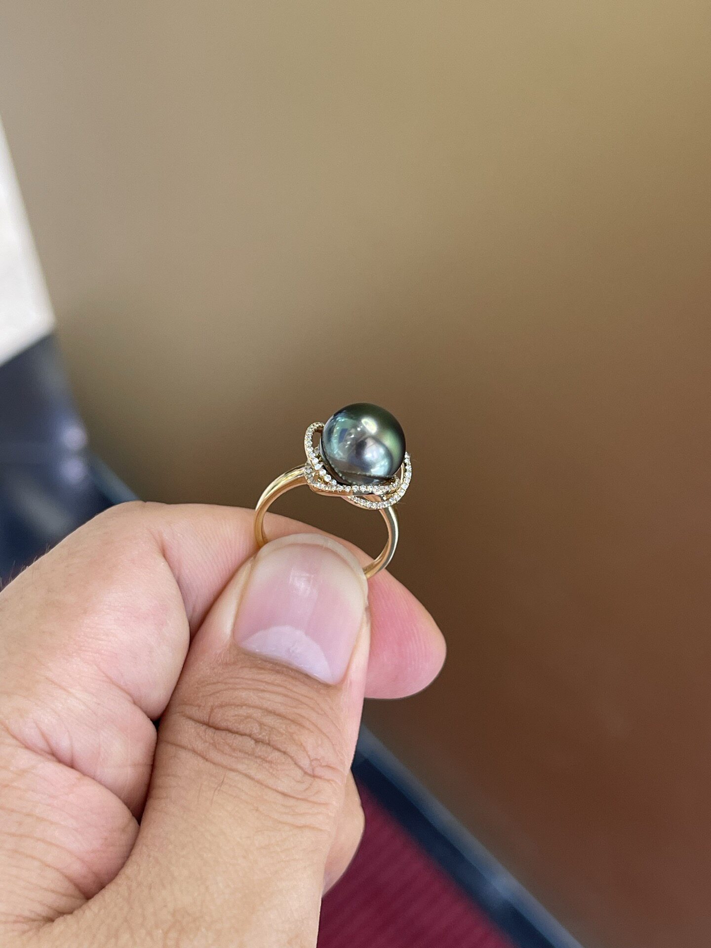 Tahitian malachite green ring with shiny 10.9mm 18k natural diamonds