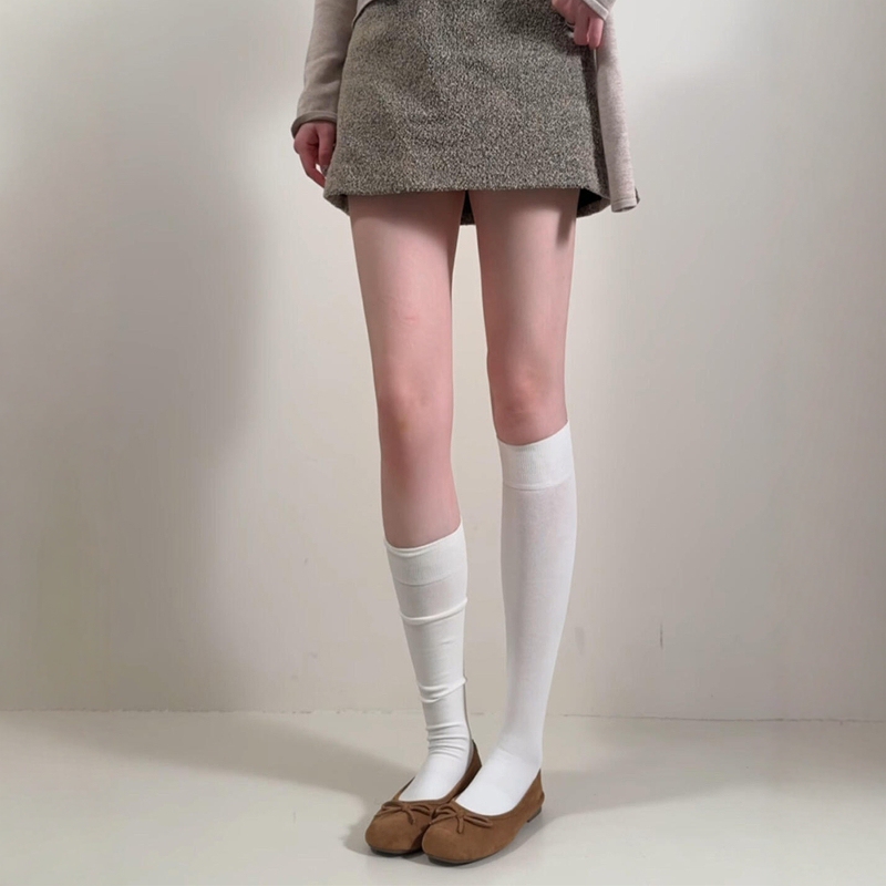 The Milky White Calf Socks Are so Gentle! They Have Slight Compression and Make You Look Slimmer~ They Have a Chic and Flowy Look Like Long Boots
