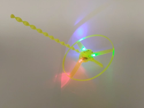 Большой свет -измеряющий руку с толчкой летающая блюдца Tianwai Faixian Night Light Bamboo Dragonfly Flash Toys Toys Hot Source Source