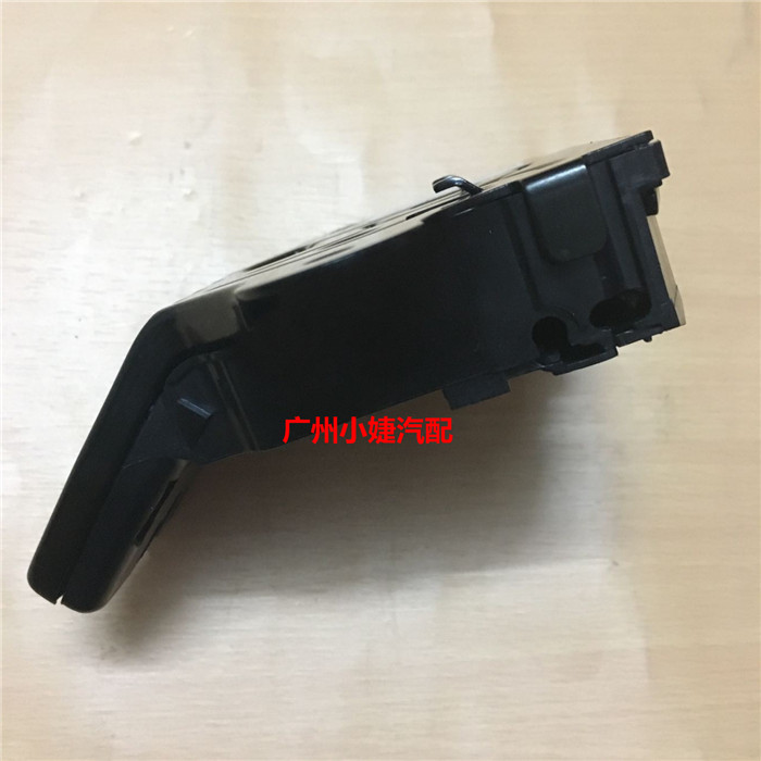 Roewe 950 thân khóa khối hành lý nắp khóa máy khóa cửa cơ chế khóa điều khiển trung tâm phụ tùng ô tô gốc đồ chơi phụ kiện ô tô