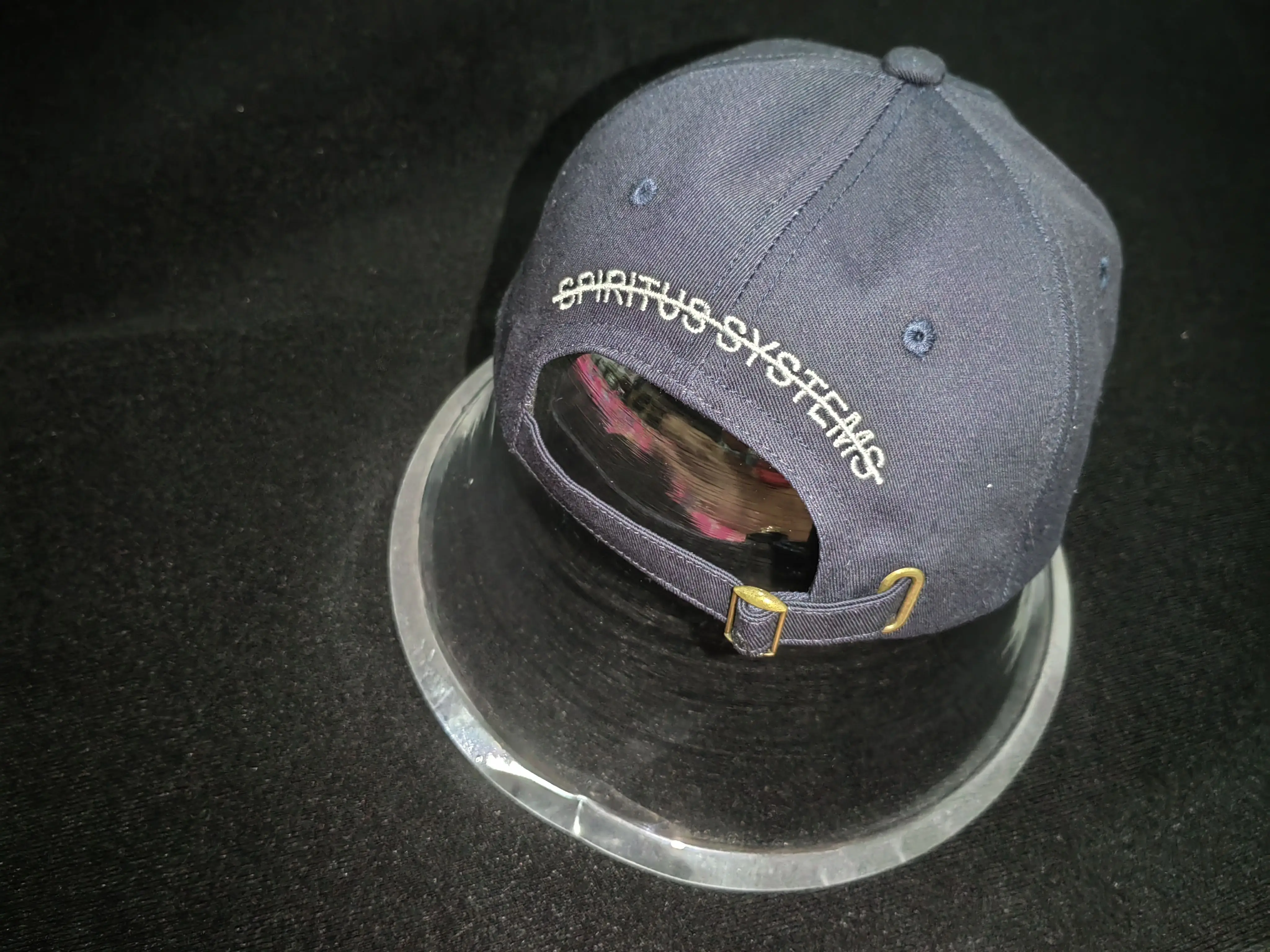 Sombrero táctico en uso y detalle del ala