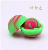 Зеленый и красный паромный мяч