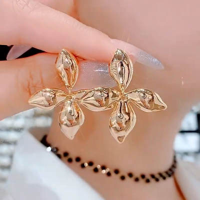 The new 2025 irregular petal stud earrings with a heavy metal style and a niche design are versatile and elegant earrings for women