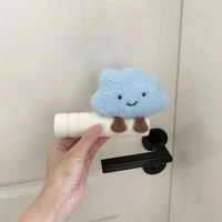 Пара белых кофейных ног с белым голубым облаком