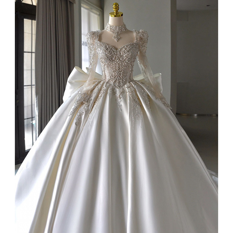 Long-sleeved main wedding dress 2024 new bride trailing small v-neck to go out yarn light high-end retro satin