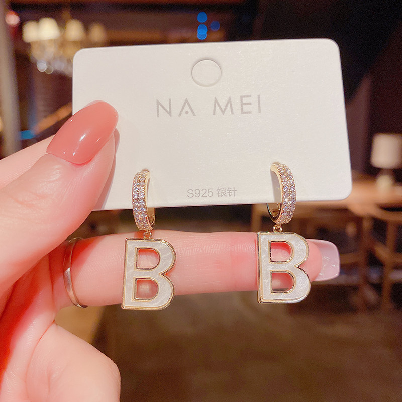 South Korea's Dongdaemun high-end B letter earrings female temperament design earrings s925 silver needle net red ear jewelry