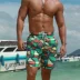 Quần đi biển của nam giới ngạo mạn không thường xuyên quần short in đồ họa hình học quần dài năm điểm của nam giới - Quần bãi biển