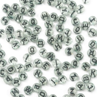 Акриловые плоские бусины луково-розовые с английским алфавитом 4х7мм диаметр отверстия 1,5мм прозрачные черные символы 100 шт./пакет