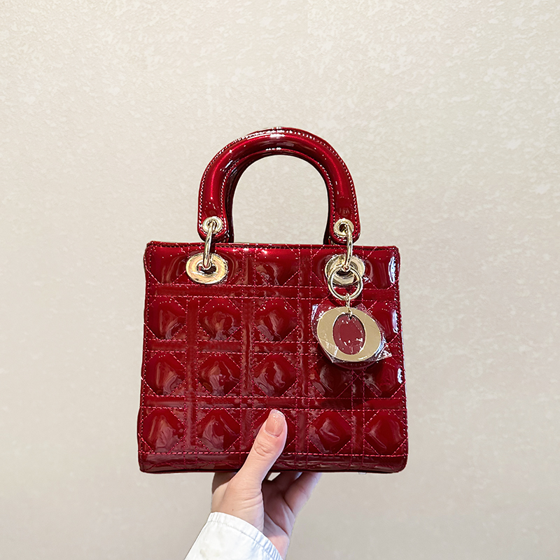 2024 秋の新パテントレザープリンセスダイアナバッグ女性のライト高級レッドブライダルウェディングバッグハイレベルハッピー義母と母斜め