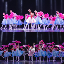 On the National Day Xiaohes demeanor grew up in the arms of the motherland. Childrens performance costumes sang to the partys dance costumes.