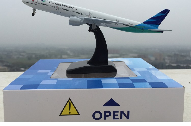 Máy bay Boeing 777-300er mô hình hợp kim mô phỏng tĩnh máy bay hàng không dân dụng Đông Airlines ròng rọc có thể được quay mô hình máy bay đồ chơi