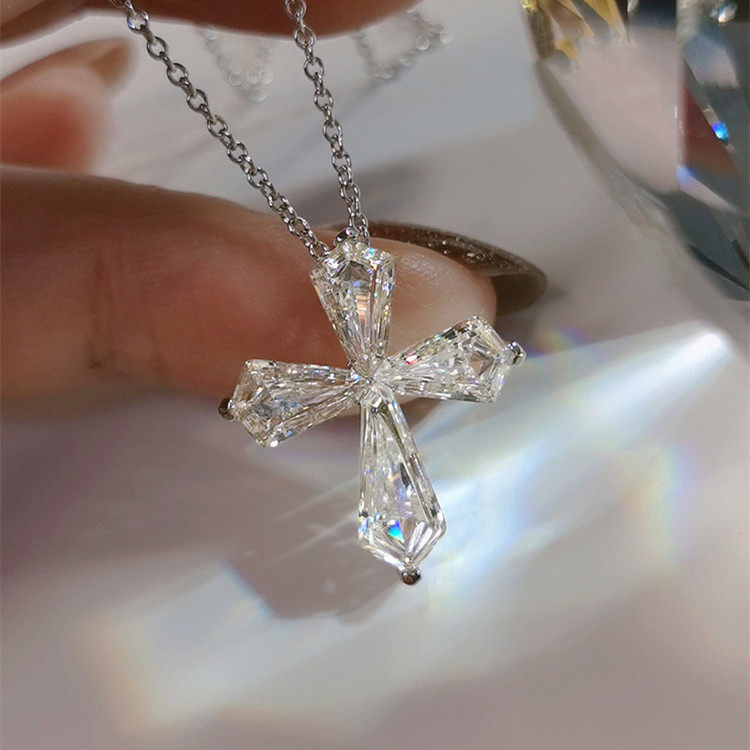 PT950 Platinum American Import Mosanstone Group Inlaid Profiled Cross Pendant Necklace Pure Silver 4 Carat Dressing Chain