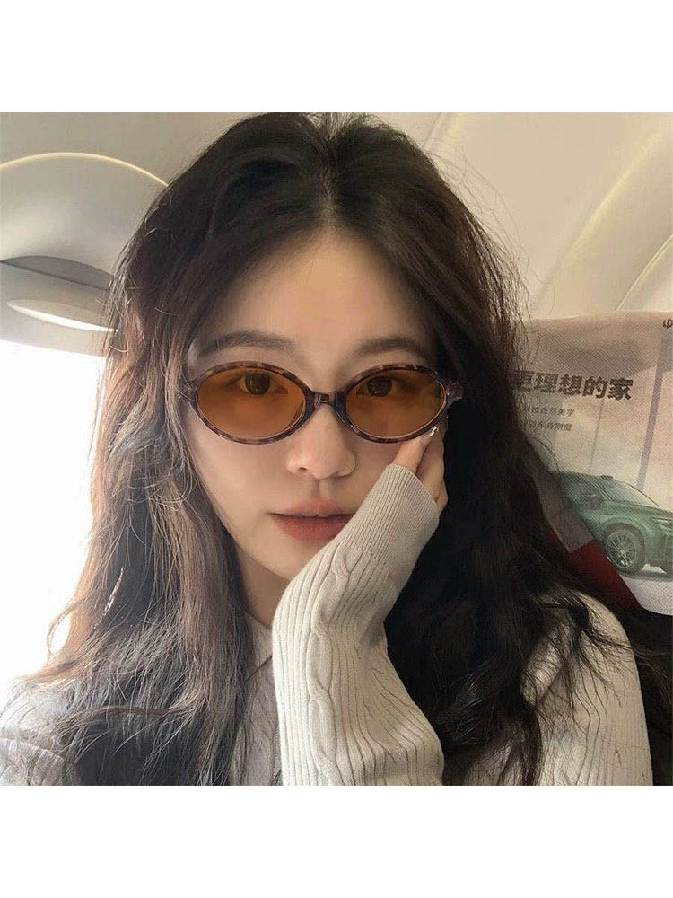 Ultra-Light Oval Photochromic Myopia Glasses for Women, Can Be Worn with or Without Makeup, Korean Retro Style, Trendy Non-Prescription Glasses