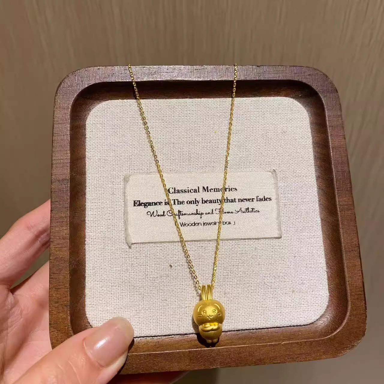 周生生黄金项链流光系列足金镶嵌钻石菱格车花转运珠套链95921N 解析