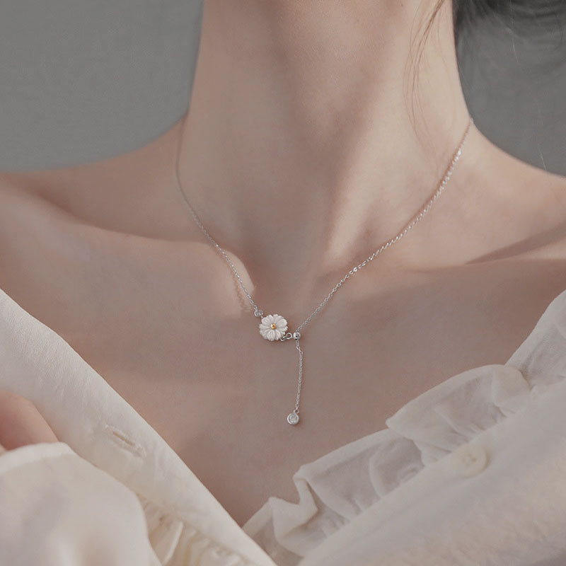 Korean small daisy necklace Female sterling silver clavicle chain fresh wave net red temperament does not fade wild Korean version of the necklace tide