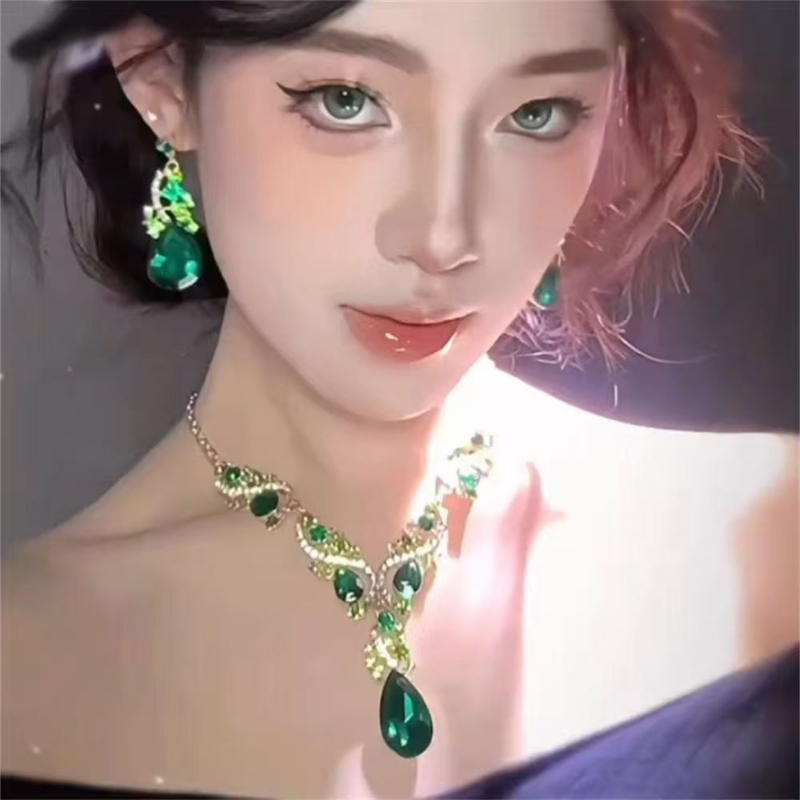 Elegant Green Necklace and Earring Set, Dress Accessories, Light Luxury Water Drop Exaggerated High-End Clavicle Chain