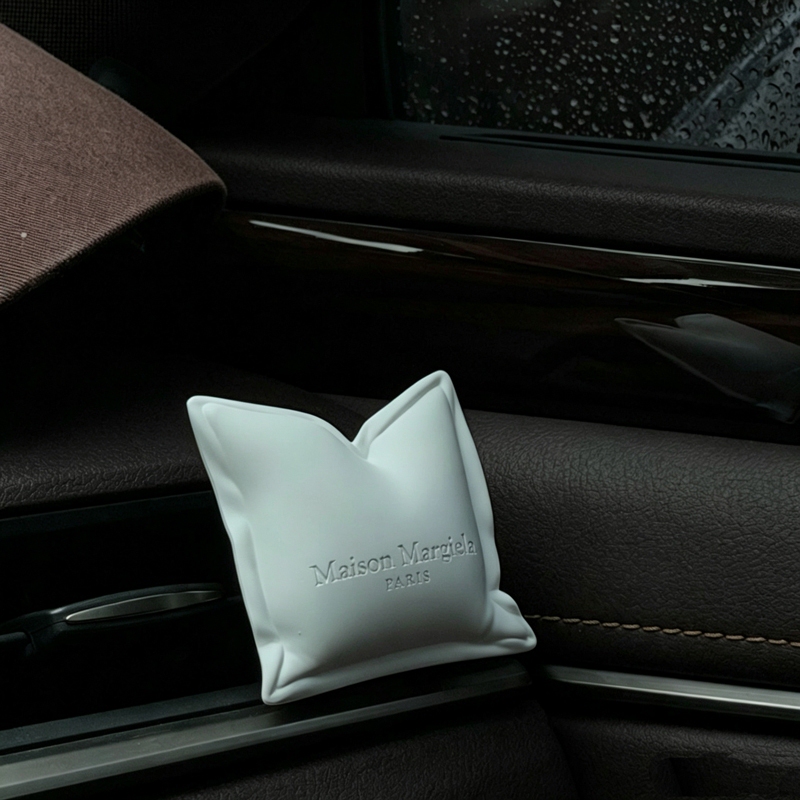 Maison Margiela Car Fragrance Diffuser Pendant with a High-End Feel, Air Vent Lazy Weekend Gift Box Set for Gifting