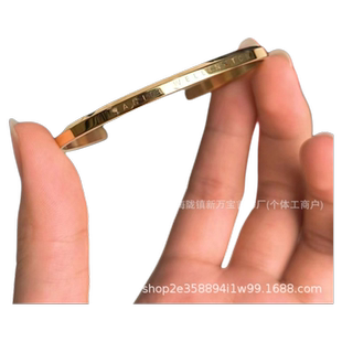 高版本dw钛钢简约字母开口情侣手镯女小众设计轻奢闺蜜手环