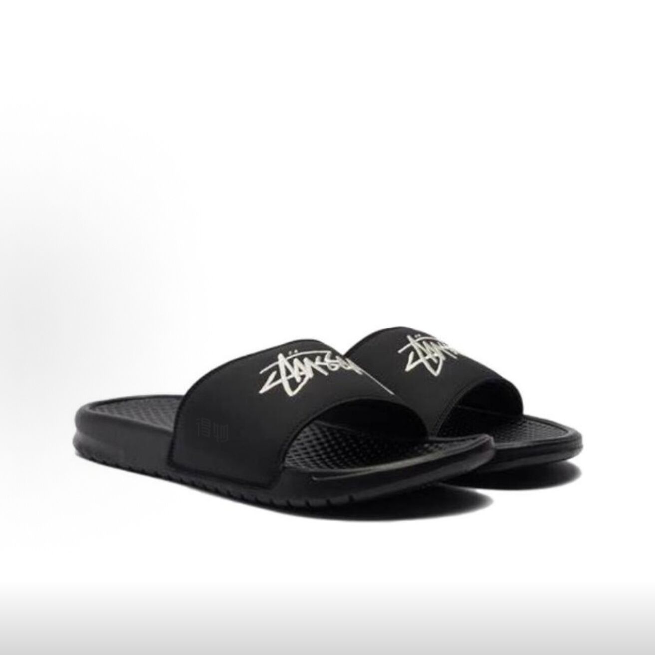 New summer stussy benassi co-branded beach slippers for men and women, casual and versatile outdoor slippers