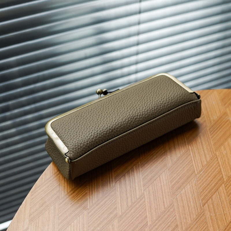 Japanese First-Layer Cowhide Retro Glasses Case with Metal Clasp, Flip Cover, Portable Multifunctional Storage Box, High-End Glasses Pouch Japanese First-Layer Cowhide Retro Glasses Case with Metal Clasp, Flip Cover, Portable Multifunctional Storage Box, High-End Glasses Pouch