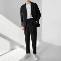 Черный лонгслив, куртка, штаны, белая футболка