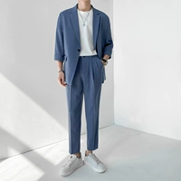 Синяя куртка, штаны, белая футболка