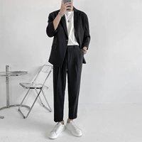 Черная куртка, штаны, белая футболка