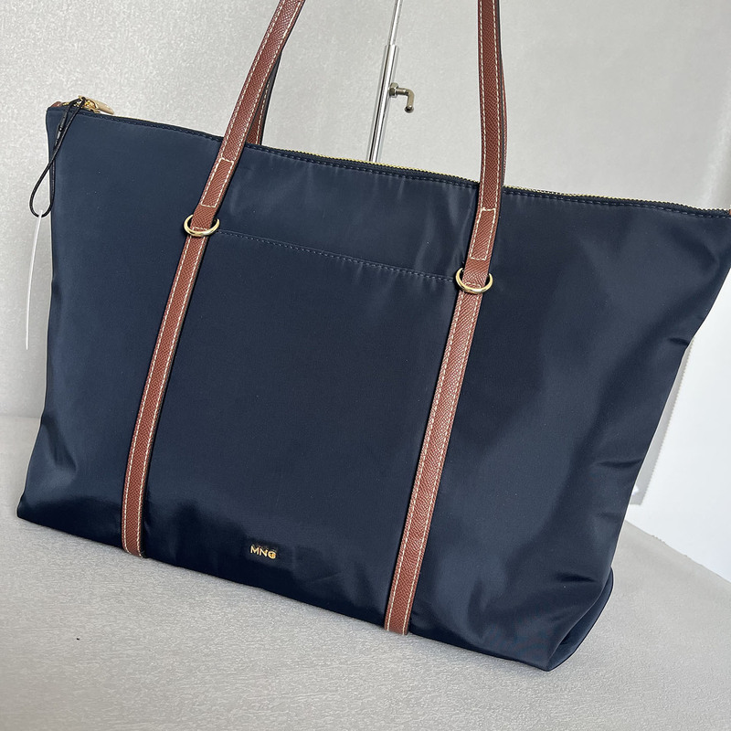 In Stock! 500+ **G Original Factory Export Commuter Nylon Water-Repellent Shoulder Bag Tote Bag on the Counter