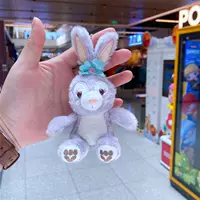 Син Дайлу сидит с ногой с ногой