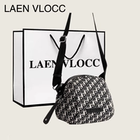 Модель черно-серой буквы. Соберите и получите подарочный пакет на стойке.