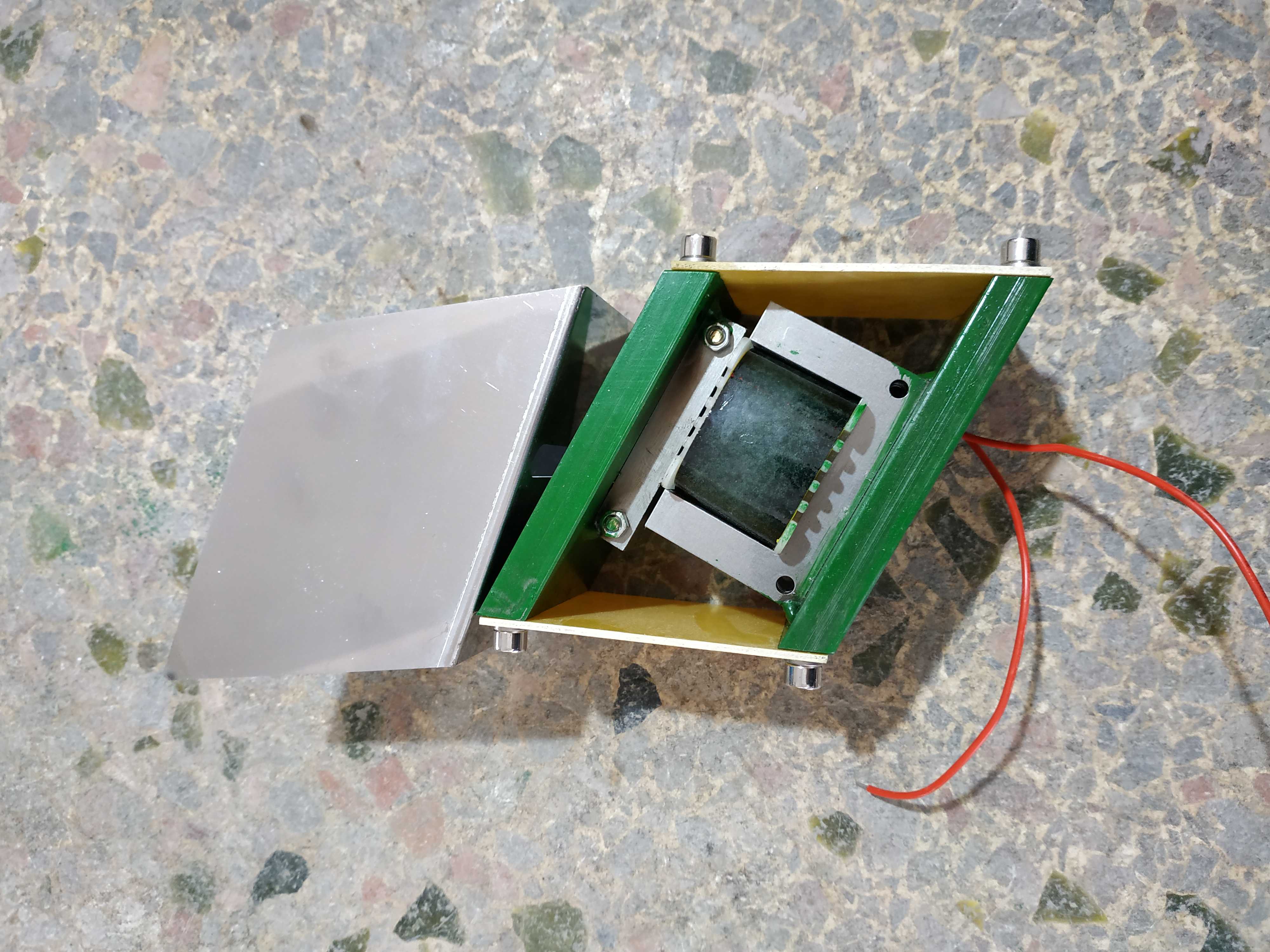 Vertical packaging machine front vibrator