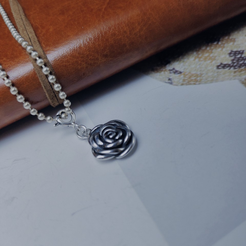 New s925 pure silver Korean edition personality rose pendant fashion in Europe and America in minimal trend girls necklace
