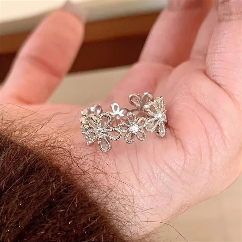 Lace Flower Wreath Ring with Hollow Floral Design, Closed Ring for Women's Index Finger, Ins-Style Minimalist Niche Light Luxury Accessory Gift Lace Flower Wreath Ring with Hollow Floral Design, Closed Ring for Women's Index Finger, Ins-Style Minimalist Niche Light Luxury Accessory Gift