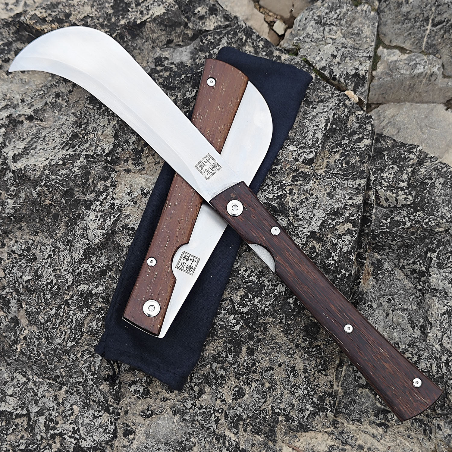 Longquan Handmade Folding Forged Wood-Handled Sickle, Curved Knife, Outdoor Sharp-Edged Agricultural Harvesting and Wood-Cutting Tool
