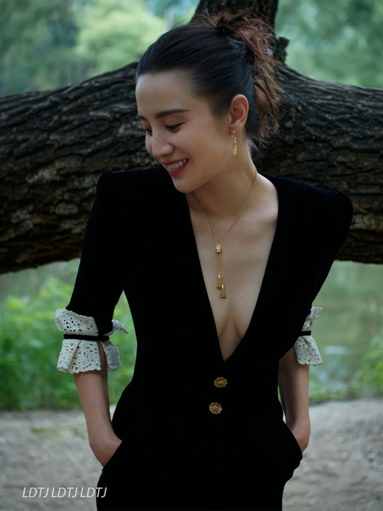 LDTJ Gao Dingding 23 Autumn Winter New Song Jianyuan Temperament Style Lace Deep V Collar Sexy Velvet Dress Woman-Taobao