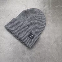 Черное улыбающееся лицо серо