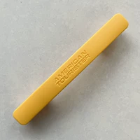 AO8 Yellow имеет ручку логотипа