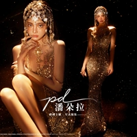 11 одиноких платьев