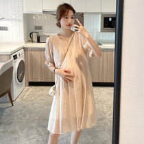 Pregnant women's summer dress is loose and large and they are thin and cover their belly