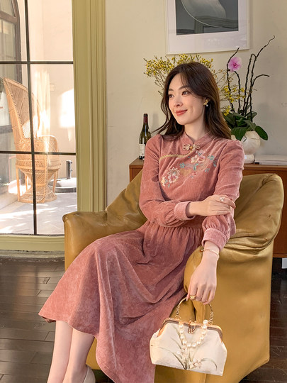 GERTCOREL2025新款冬季原创新中式刺绣浅粉色减龄丝绒连衣裙女装