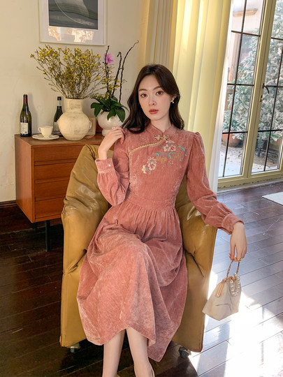 GERTCOREL2025新款冬季原创新中式刺绣浅粉色减龄丝绒连衣裙女装