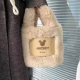 Дайте плюшевую сумку вручную -сделан с заметным литературным искусством.