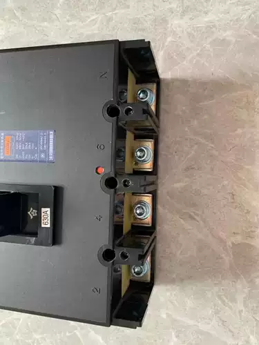 Шанхайский народный DZ20J-630A Трехфазный четырех-линейный выключатель с одноулистым выключателем с двумя отверстиями с двумя отверстиями.