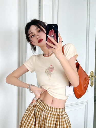 Короткая осенняя дизайнерская футболка, короткий рукав, тренд сезона, облегающий крой, в обтяжку, в американском стиле