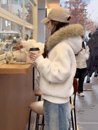 Abrigo de piel de estilo perezoso con capucha de estilo coreano para mujer 2025 otoño e invierno nuevo estilo cuello de piel desmontable top corto suelto de moda