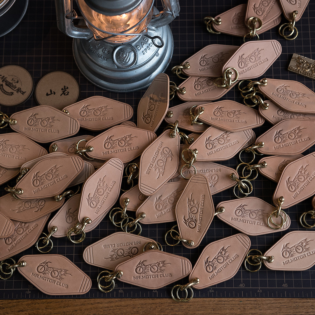 Retro locomotive motorcycle keys hanging buckle hand - made tanned cow leather homestay logo customized