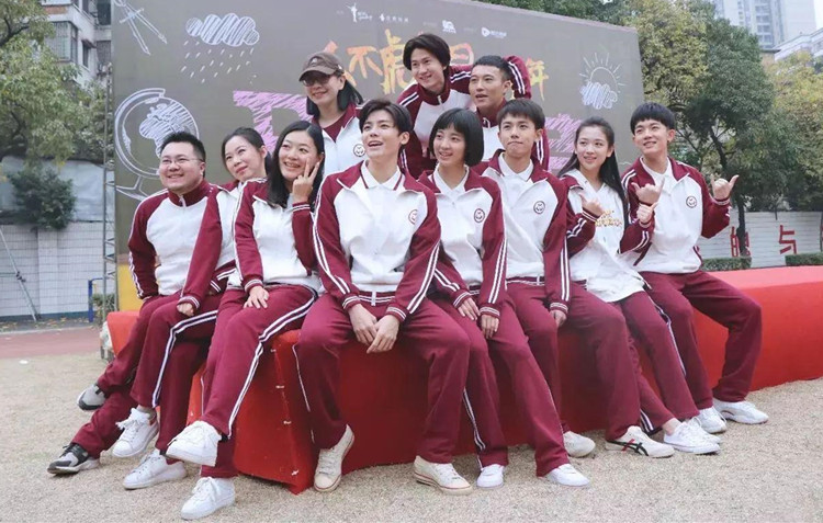 The Same School Uniform Worn by the Characters in the Show "Ren Bu Biao Han Wang Shao Nian" - Huabiao Hou Minghao Red and White School Uniform for High School Students, Couple Outfits The Same School Uniform Worn by the Characters in the Show "Ren Bu Biao Han Wang Shao Nian" - Huabiao Hou Minghao Red and White School Uniform for High School Students, Couple Outfits